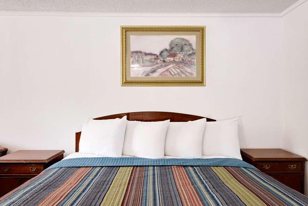 Knights Inn Cleveland/Macedonia Room photo