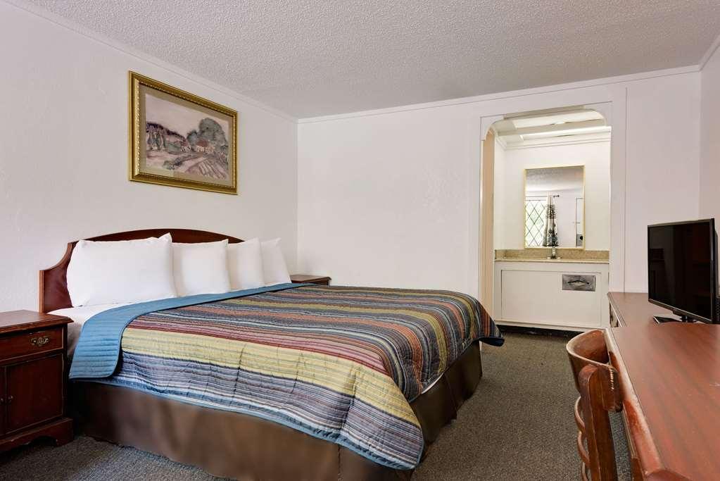 Knights Inn Cleveland/Macedonia Room photo